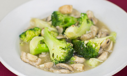 Broccoli Sauteed wtih Mushrooms in Light Sauce